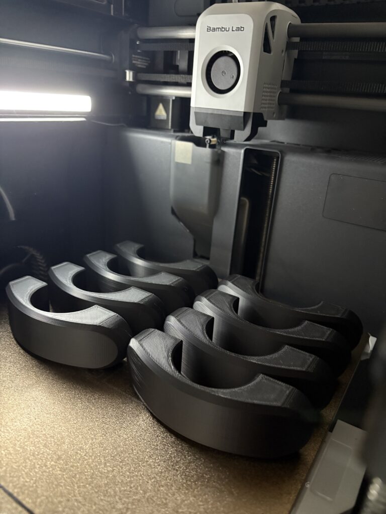 3D tisk na zakázku 82 Držáky z ASA s magnety