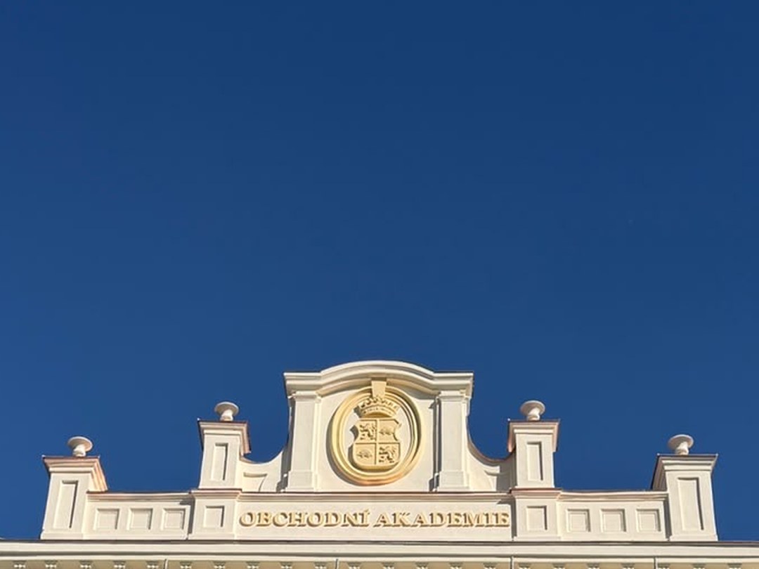 3D tisk na zakázku 77 Nápis na fasádě Obchodní akademie Jihlava